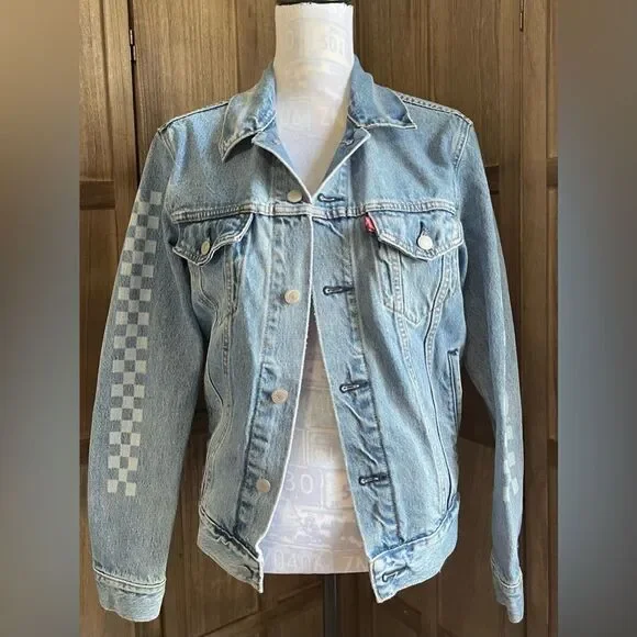 Levi’s Denim Jean Jacket. - Picture 2 of 6